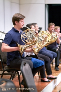 Andrei Behkterev dan bagian French Horn beristirahat setelah berlatih.