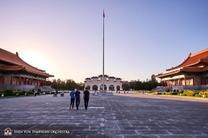 Liberty Square diapit oleh landmark utama di tiga sisinya: National Chiang Kai-shek Memorial Hall, National Theater, dan National Concert Hall.