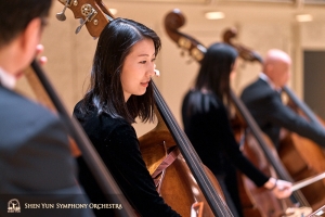 低音大提琴手張覺曉在台上的風采；這是她與神韻交響樂團第三年的巡迴演出。
