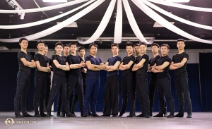 „Šťastný nový rok!“ od nejnovější společnosti Shen Yun! Tanečníci se fotili před jejich prvním vystoupením, které se konalo 2. ledna v Spartanburgu, v Jižní Karolíně.