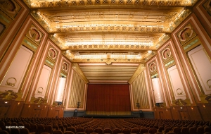 Hned po Vánocích byla Shen Yun International Company ozdobou jeviště v chicagském Civic Opera House, druhého největšího operního dómu v Severní Americe. (Fotila projekcionistka Annie Li)