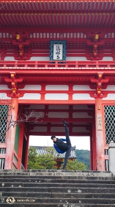 Dancer Teo Yin kicks the ceiling of Kiyomizu-dera&rsquo;s front gate (Niomon 仁王門). Teo says this is his favorite pose because it needs minimal warm-up ... for him. (Photo by Ben Chen)