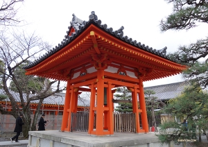 The bright color of this temple bell tower contrasts the cloudy, gray day. (Photo by Jack Han)