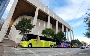 Outside Jones Hall in Houston, TX, Shen Yun World Company and Shen Yun North America Company rendezvous to celebrate the new year between performances.