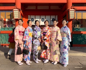 Great minds think alike! Two groups of kimono-wearing dancers bump into each other and gather for a group shot. 