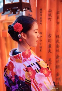 Dancer Stephanie Guo passes through the Thousand Vermillion Gates. (Photo by Lily Wang)