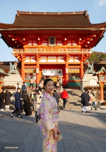 Principal Dancer Pamela Du in front of Kyoto&rsquo;s Fushimi Inari-taisha Shrine.