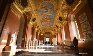 One of the Louvre&rsquo;s many ornate hallways and ceiling art. (Photo by Annie Li)