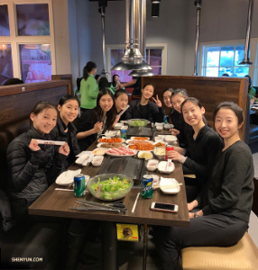 而在亞利桑那州，神韻紐約藝術團的團員們正在享用美味的韓國烤肉。