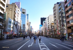 在地球的另一邊，神韻世界藝術團的團員們正在探索東京大都市區的八王子市。（攝影：舞蹈演員莊士磊）