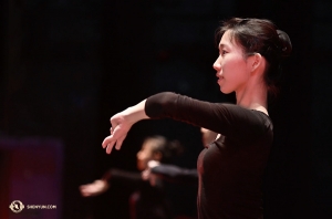 領舞演員施逸謙出生於台灣，自2013年起加入神韻。