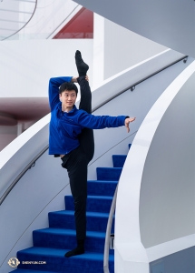 大廳還有空間嗎？沒問題，舞蹈演員Steven Chien 在樓梯上熱身。（攝影：舞蹈演員小林健司）