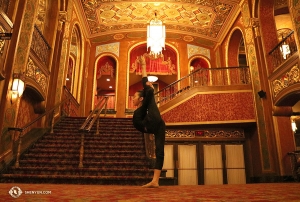 神韻環球藝術團隨後前往羅得島州普羅維登斯市。舞蹈演員Victoria Li在普羅維登斯表演藝術中心的大廳裡練習。