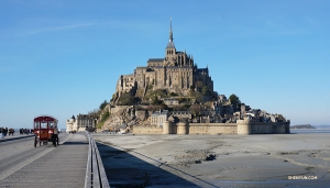<p>Shen Yun International Company bezoekt &eacute;&eacute;n van de populairste toeristische attracties van Frankrijk, de Mont Saint-Michel. Een Abdij met een beschreven geschiedenis die terug voert tot in de 8<sup>e</sup>&nbsp;eeuw. (Foto door danseres Kexin Li)</p><p>Danseressen Jaling en Madeline Lobjois poseren voor de klokkentoren van de Abdij, het hoogste punt van het eiland. (Foto door Kexin Li)&nbsp;</p><p>Danser Joe Chang bekijkt het uitzicht vanaf een balkon. (Foto door danser Andrew Fung)&nbsp;</p><p>Danseressen van Shen Yun International Company voor Mont Saint-Michel. (Foto door projectioniste Annie Li)&nbsp;</p><p>Mont Saint-Michel heeft een structuur die door de eeuwen heen is ge&euml;volueerd en in de 17e eeuw een groot deel van zijn huidige vorm heeft aangenomen. (Foto door danser Nick Zhao)</p><p>Bij vloed is de Mont Saint-Michel een eiland. Bij eb is het omgeven door zand waar je overheen kunt lopen. (Foto door Kexin Li) </p><p>Danser Scott Xu richt zijn trap naar de zon. (Foto door Nick Zhao)&nbsp;</p><p>Een foto van de grote trap van het Palais Garnier in Parijs. (Foto door erhu speler Linda Wang)&nbsp;</p><p>Au revoir, Frankrijk! We komen later terug voor optredens in Nice, Aix-En-Provence en Parijs.&nbsp;</p><p>Kleurrijke spandoeken van de afgelopen seizoenen begroeten Shen Yun New York Company voor elf voorstellingen achter elkaar in het California Center for the Arts, in Escondido.&nbsp;</p><p>Een foto van eerder dit jaar. Danser Cai Chengting strekt zich uit in het Hippodrome Theatre, in Baltimore, MD. (Foto door danser Sam Pu)&nbsp;</p><p>Te koud om te zwemmen! Maar we kunnen nog steeds dansen op het strand. Shen Yun Global Company geniet van een vroege zonsopgang in de ochtend bij Virginia Beach. (Foto door presentatrice Victoria Zhou)&nbsp;</p><p>Ondertussen concurreert danseres Zoe Jin met de hoogte van de palmbomen buiten het Mahaffey Theater, in St. Petersburg, FL. (Foto door Kaitlyn Chen)&nbsp;</p><p>Danseres Fadu Chen warmt op meer dan &eacute;&eacute;n manier op dankzij de zon van Florida. (Foto door Kaitlyn Chen) </p><p>Zolang je je zonnebril draagt, is het een perfecte dag om te oefenen op een strand in Florida. (Foto door danseres Rebecca Jiang)&nbsp;</p><p>Danseres Emily Pan doet een voorwaartse salto (qianting). (Foto door danseres Zoe Jin)&nbsp;</p><p>Hoe meer hoe vrolijker! Samen genieten danseressen Emily Pan, Jiayuan Yang en Zoe Jin (van links naar rechts) van het strand. (Foto door Kaitlyn Chen)</p><p>Danseres Jiayuan Yang kijkt uit over de zee. (Foto door Rebecca Jiang)&nbsp;</p><p>Aan de andere kant van de wereld komt Shen Yun voor het eerst aan in Essen, Duitsland! We voelen ons zeer welkom - alle voorstellingen zijn uitverkocht! (Foto door Kexin Li)&nbsp;</p><p>Ondertussen bezoeken dansers van Shen Yun World Company de originele Ichiran, een populaire ramenwinkel in Japan. Vandaag de dag zijn er meer dan 65 Ichiran locaties, maar het begon allemaal hier!&nbsp;</p><p>Dansers Antony Kuo, Bill Hsiung en Ben Chen (van links naar rechts) genieten van Ichiran ramen. (Foto door danser Shawn Ren)</p><p>En als toetje: Matcha Annin Tofu. (Foto door danser Jeff Chuang)</p><p>Osaka, Japan in de avondschemering. (Foto door danseres Michelle Wu)&nbsp;&nbsp;</p><p>Het serene uitzicht aan de Hozu rivier van Kyoto, in Japan. (Foto door Michelle Wu)&nbsp;</p><p>Takoyaki-Osaka's kenmerkende straatvoedsel zijn octopus dumplings die tijdens het koken zijn gevormd en worden gedraaid met stalen pinnen.</p><p>Deze taiyaki winkel in Tokio biedt een scala aan smaken van Camembert (L) tot de meest voorkomende rode boon (R)!&nbsp;</p><p>Na de winter in Japan vlogen we zuidwaarts naar de zomer in Australi&euml;, en de hitte van 32 graden dreef danseres Shawn Ren rechtstreeks naar de ijswinkels. (Foto door Shawn Ren)&nbsp;</p><p>En danser Jack Han ook!&nbsp;</p><p>Terug in Europa warmt danser Peter Kruger op in Rotterdam, de op &eacute;&eacute;n na grootste stad van Nederland. (Foto door danser Nick Zhao)&nbsp;</p><p>Danser Scott Xu is aan de beurt. (Foto door Nick Zhao)&nbsp;</p><p>Het is waar, dansers zullen overal strekken. Roy Chen stopt even tijdens een avondwandeling door Rotterdam. (Foto door Nick Zhao)&nbsp;</p><p>Een close-up van de Erasmusbrug in Rotterdam bij nacht - het overbrugt letterlijk de kloof tussen het noorden en het zuiden van de stad. (Foto door Nick Zhao)&nbsp;</p><p>In Nederland worden de musici van Shen Yun getrakteerd op een concert van