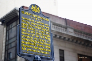Shen Yun Touring Company arrives in Philadelphia. For a nanosecond, America&rsquo;s oldest and newest photo were in the same spot. (Photo by dancer William Li)