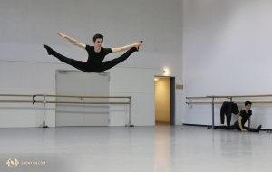 Dancer Peter Kruger practices a traveling straddle leap (xing-jin-shuang-fei-yan) before one of four performances in Geneva. (Photo by Nick Zhao)