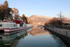 On the way from Montpellier to Geneva, the company stops in Annecy&mdash;a picturesque city in France. (Photo by erhu soloist Linda Wang)