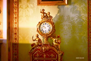 An ornate clock at &ldquo;carefree palace.&rdquo; (Photo by Tony Zhao)