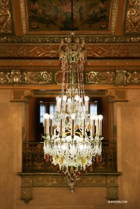 In Pittsburgh, Pennsylvania, Shen Yun Touring Company&rsquo;s Kaidi Wu admires the ornate chandelier in the lobby of Benedum Center for the Performing Arts. (Photo by Principal Dancer Kaidi Wu)