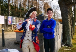 Dancer Stanley Lin meets a flute-playing Fredrick the Great look-alike on the palace grounds. (Photo by Tony Zhao)