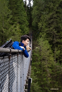 キャピラノ川に架かるキャピラノ吊り橋。1889年建設。長さ137メートル、高さ70メートル。高台からの景観を楽しむプリンシパル・ダンサー、ウィリアム・リー。（撮影：サム・プウ）