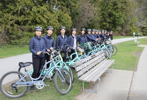 そうです。自転車に飛び乗りました！ スタンレーパークはバンクーバー最大の都市公園。見どころがたくさん！（撮影：呉凱迪）