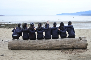 ベンチよりいいね。なんと８名のダンサーが座れる丸太。（撮影：ダイアナ・タン）