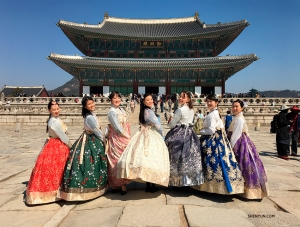 韓国の景福宮でチマチョゴリに身を包む神韻オーケストラの奏者。