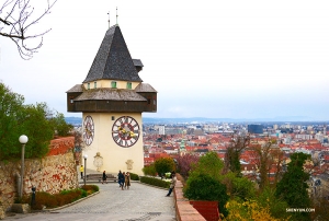 Na górze znajdują ogromną wieżę zegarową, z której roztacza się widok na Graz, drugie pod względem wielkości miasto w Austrii. Historyczne piękno i odmierzanie czasu – te zalety posiada wieża, która powstała w XVIII w. a niektóre z jej elementów pochodzą z okresu średniowiecza.
