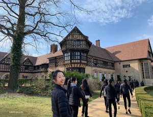 Tymczasem tancerka Melody Qin i Shen Yun New York Company zwiedzają zabudowania i park w Neuer Garten w Niemczech. (Główna tancerka Angelia Wang)
