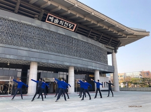 Z powodu braku miejsca wewnątrz Cheongju Art Center próbę przeniesiono na zewnątrz. Artyści synchronizują swoje ruchy przed wejściem do budynku, którego szklane drzwi działają jak lustra!
