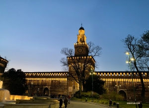 Zamek Sforzów w Mediolanie, cały oświetlony. Mówi się, że został zaprojektowany przez Leonardo da Vinci. (Angelia Wang)
