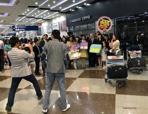 Po przybyciu na lotnisko w Kaohsiung, Tajwan, dyrygent Milen Nachev został otoczony przez fanów. Tajwańska część tourneé właśnie się rozpoczyna. 
