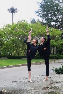 與此同時，神韻國際藝術團正在美國西雅圖演出。領舞演員施逸謙和舞蹈演員Vivian Dong在練習平衡。（攝影：舞蹈演員李可欣）