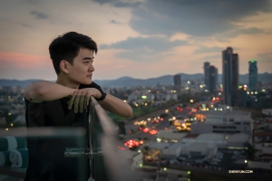 沈浸在黃昏的夜景中。（攝影：Sam Pu）