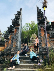 <p>Searah jarum jam dari atas, penari Diana Teng, Xindi Cai, Sophie Xie, dan MC Ashley Wei bersenang-senang dengan berlibur ke Bali, Indonesia.</p><p>Xindi Cai (kanan) sangat senang berada di Bali.</p><p>Diana Teng menikmati ketegangan dari ayunan hutan di Bali.</p><p>Ashley Wei (kiri) dan Diana Teng menemukan tempat yang tenang untuk memulihkan diri dari picuan aliran adrenalin.</p><p>Bali memiliki beragam produk kelapa yang menakjubkan&mdash;es sundae ini dikatakan sebagai es krim kelapa terbaik di sekitar tempat itu. (Foto oleh Ashley Wei)</p><p>Para kawan ini sedang dalam perjalanan untuk melihat matahari terbenam di Pura Uluwatu.</p><p>Selanjutnya, seperti banyak seniman Shen Yun lain, mereka pergi ke Jepang untuk merasakan kebudayaan tradisionalnya yang indah&mdash;Diana Teng (kiri) dan Ashley Wei sedang mengunjungi Kuil Yasaka dengan mengenakan kimono.</p><p>MC Nancy Zhang dalam perjalanannya ke Hutan Bambu Arashiyama di Kyoto, Jepang.</p><p>Kuil Byōdō-in di Uji, Jepang. (Foto oleh Nancy Zhang)</p><p>Penari bersaudara William (kiri) dan Victor Li di depan Kuil Sensō-ji di Asakusa, Jepang.</p><p>Sebuah pemandangan indah sebagai hadiah setelah mendaki Gunung Komagatake. (Foto oleh William Li)</p><p>Pemberhentian berikutnya: Fuji-san. (Foto oleh William Li)</p><p>Dari stasiun Fujinomiya 5th, dua bersaudara ini sudah siap untuk naik ke atas Gunung Fuji.</p><p>Penari utama Melody Qin tiba di Disneyland Tokyo.</p><p>Melody Qin bertemu teman baru di Pooh Corner.</p><p>Setelah Disneyland, Melody Qin mencoba panjat tebing. 