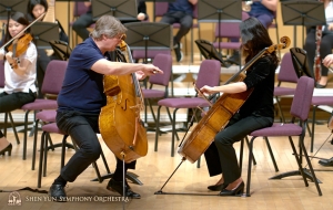 Nghệ sỹ cello Aleksander Dardykin và Yu-Chien Yuan trao đổi về cách cầm cây vĩ