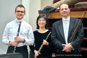 波士頓交響大廳的合影：左起單簧管演奏家Yvegeniy Reznik，長笛演奏家李家蓉和低音提琴演奏家Juraj Kukan。
