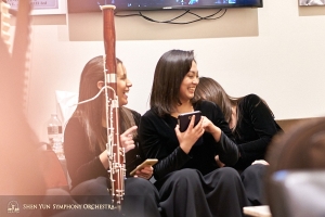 演奏員們的歡樂時光：左起巴松演奏家Gabriela Gonzalez、二胡獨奏家王真和豎琴演奏家郭絢麗。