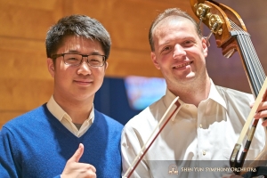在芝加哥的演出前Wesley Zhou 和 Juraj Kukan 合影留念。