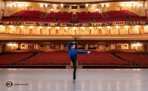 Meanwhile, dancer Ty Chen warms up before Shen Yun Global Company's first performance at the War Memorial Opera House in San Francisco.

(Photo by Zhiheng Li)