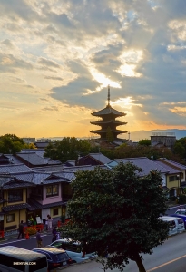 Yasaka Pagoda at dusk.

(Photo by dancer Felix Sun)