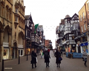 From left, projectionist Annie Li, Emcee Victoria Zhou, and dancer Madeline Lobjois stroll the streets of Chester, which have a history of 2,000 years.

(Photo by Kexin Li) 