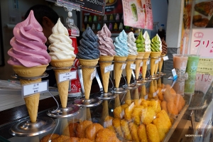 Dancer Felix Sun finds no lack of ice cream flavors to choose from at a shop outside of Kiyomizu-dera Temple. 

(Photo by Felix Sun)