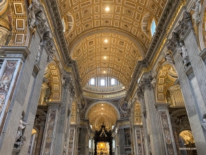 The group checks out the interior of St. Peter's Basilica. This is Renaissance architecture at its finest.

(Photo by Han Ye)