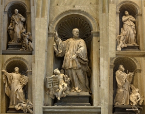 Intricate statues of Christian saints adorn the inside of St. Peter's Basilica.

(Photo by Yuli Ye)