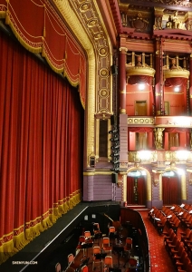 More seats were added for all three of the performances at this grandly styled theater that opened its doors in 1891.

(Photo by Jeff Chuang)