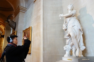 Dancer Joe Chang snaps a photo of one of the many pieces of artwork on display.

(Photo by Jeff Chuang)