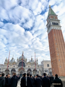 One of the most recognizable buildings in the city, the tall bell tower (St. Mark's Campanile), serves as a good meeting place—it's so easy to spot!

(Photo by Han Ye)