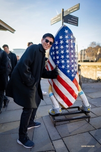 Dancer Jared Ren spots something familiar in London. 

(Photo by Tony Xue)